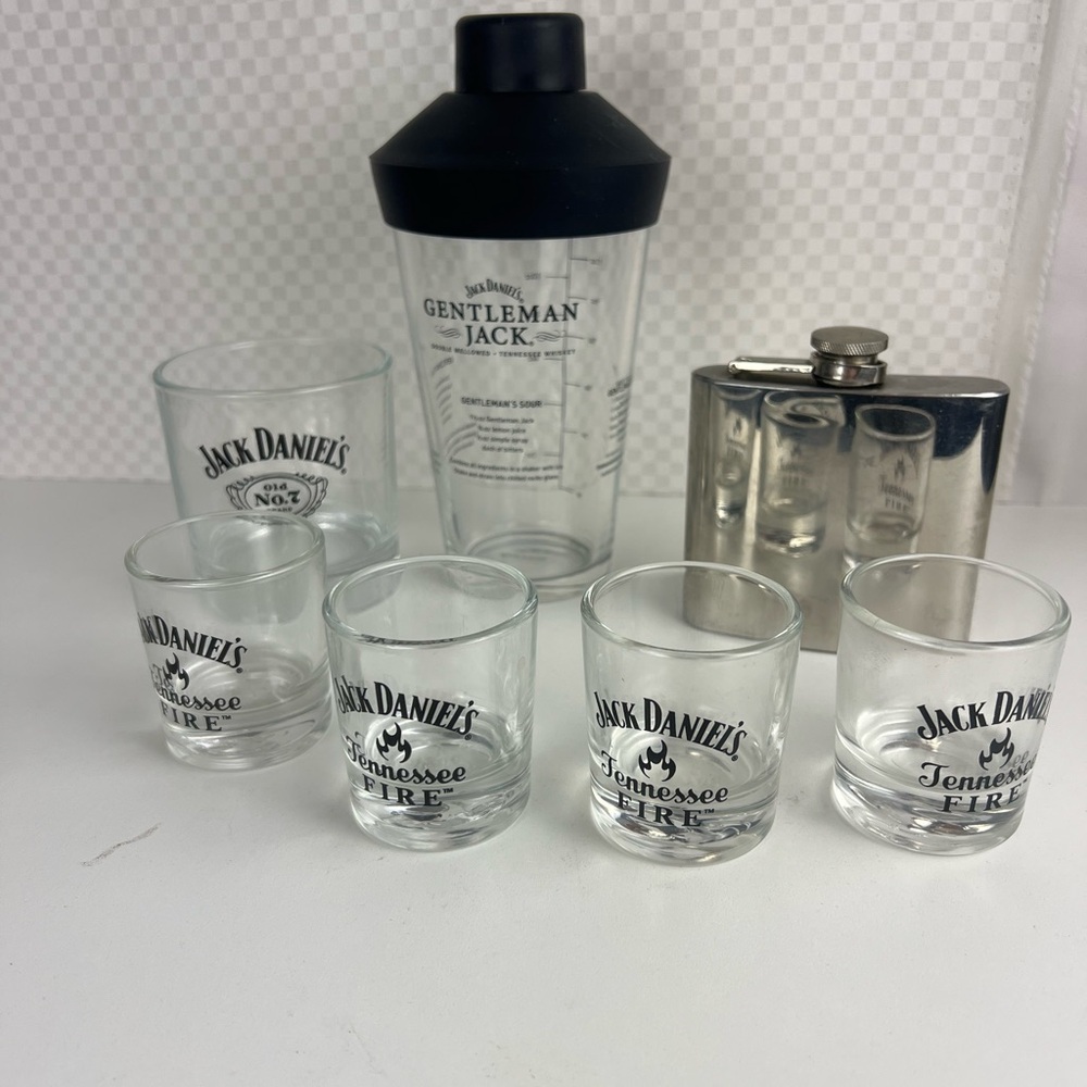 Lot/7 Glass Jack Daniels Gentleman Jack Cocktail Shaker/Lid 4/shot‎ Glass/flask